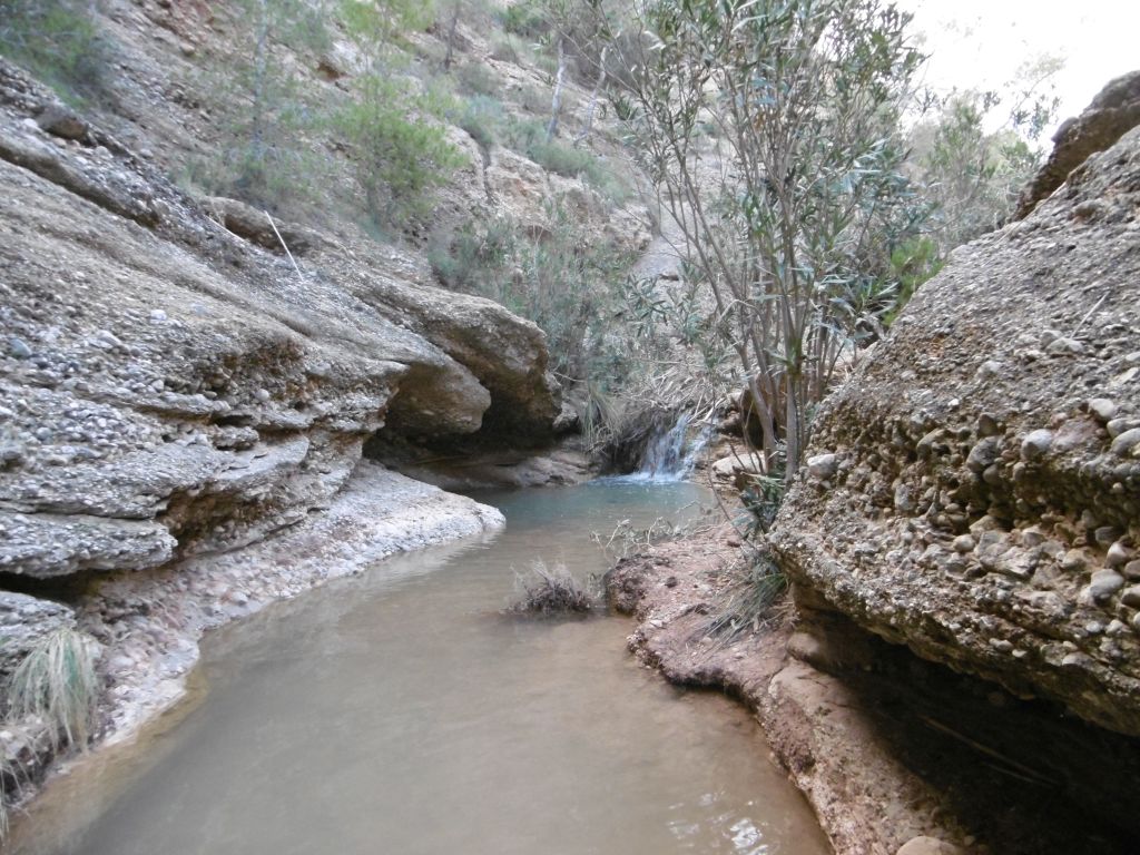 Salto de agua en la reserva natural fluvial Río Chícamo