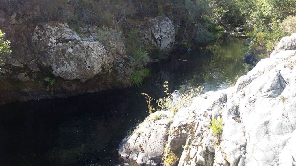 Zona de pozas del río con el cauce sobre la roca en la reserva natural fluvial Cabecera del río Pedroso