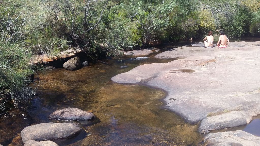 Piscinas naturales con habitual presencia de visitantes en la reserva natural fluvial Alto Razón