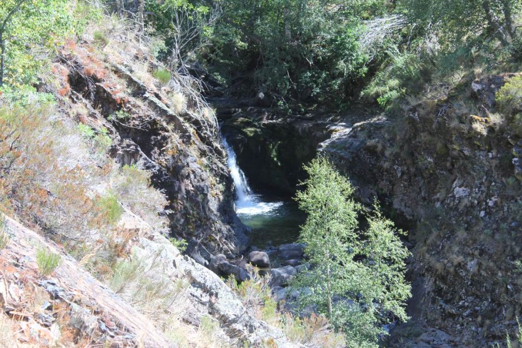 Salto de agua formando una poza natural en la reserva natural fluvial Río Lechada