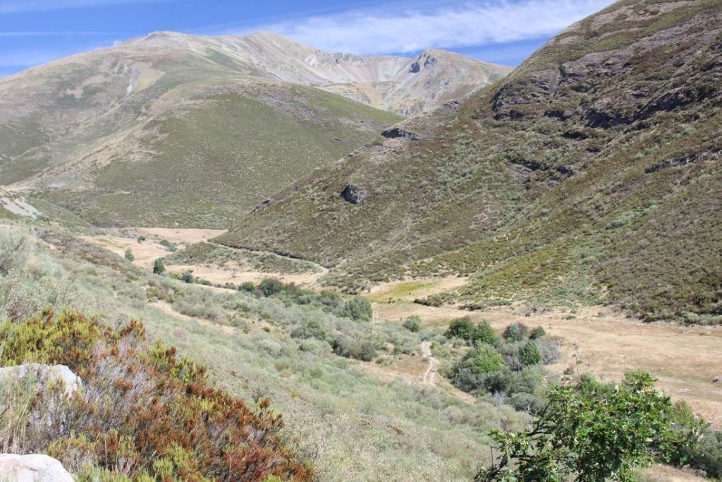 Vista general del valle por donde discurre la reserva natural fluvial Río Lechada