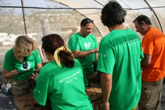 Guelaya. Voluntarios trabajando en vivero de especies ribereñas autoctonas, Melilla