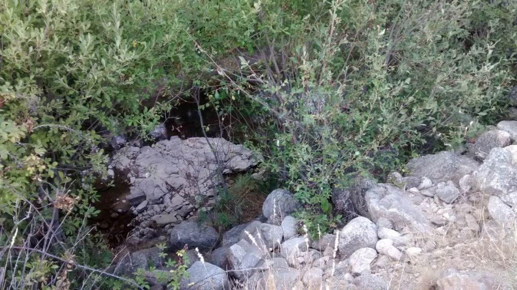 Afloramiento de roca madre en el cauce de la reserva natural fluvial Río Corneja