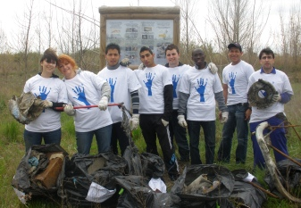 Centro Rural Joven Vida (Cerujovi). Voluntarios después realizar limpieza en el río Ruecas, Badajoz