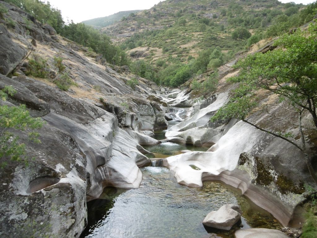 Sucesión de salto-poza sobre roca madre en la reserva natural fluvial Garganta de los Infiernos