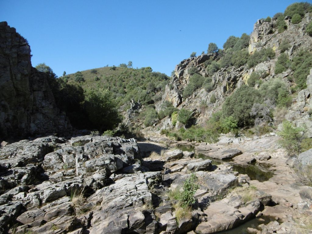 Afloramiento de roca madre en el cauce de la reserva natural fluvial Río Barbaón