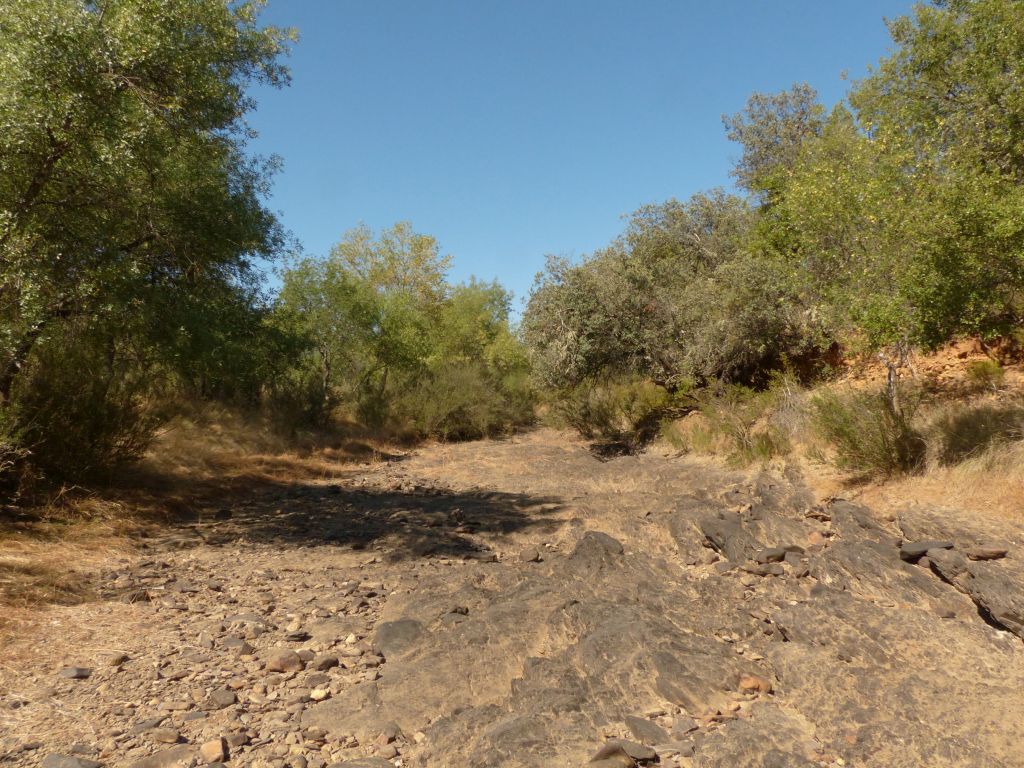 Cauce sobre roca al descubierto en la reserva natural fluvial Río Montoro durante la época de estiaje