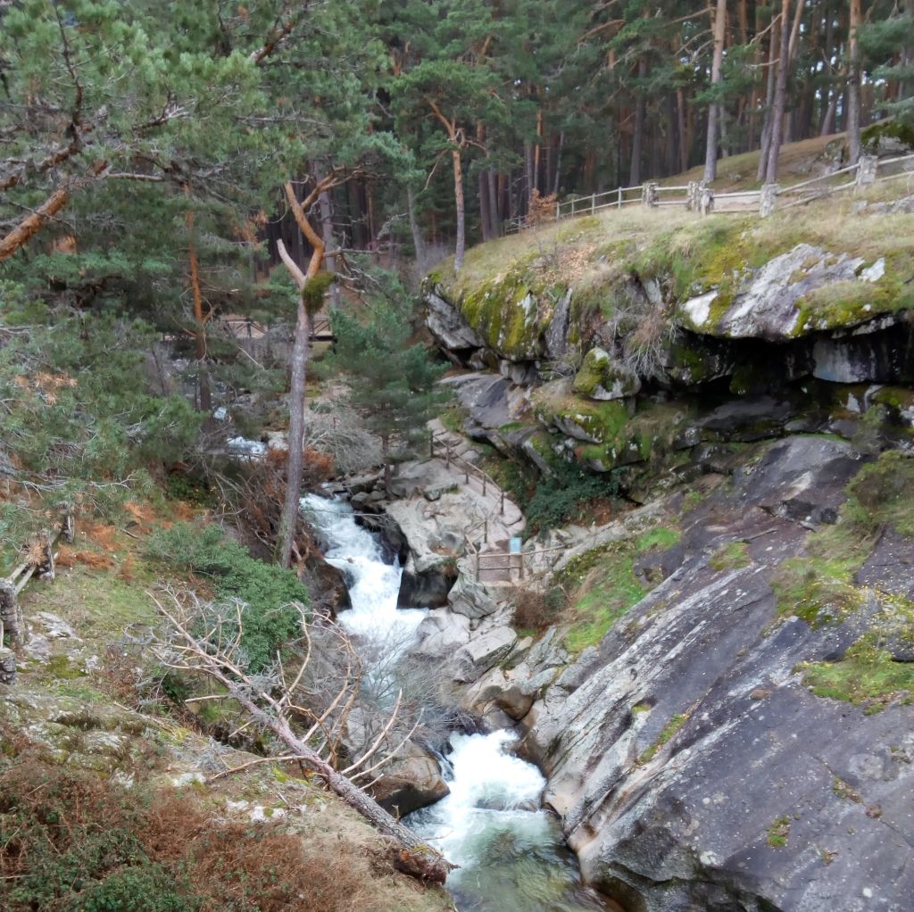 Saltos de agua en la reserva natural fluvial Alto Eresma en el área recreativa Boca del Asno
