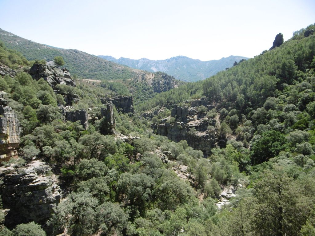 Vista general de la reserva natural fluvial Río Batuecas donde se observa el río encajado en el terreno