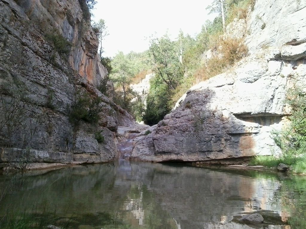 Pozas aisladas en la época de estiaje en la reserva natural fluvial Río Escabas