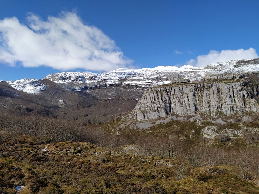 Zona de acumulación de nieve y circo glaciar bajo el Picón Blanco (1523 msnm)