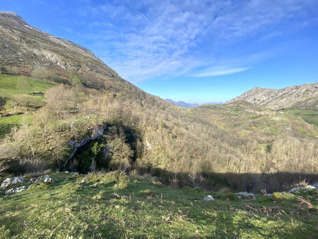 Manantial de la Cueva del Bolugas con Mazuco al fondo. Autor: (TTEC, abril 2022)