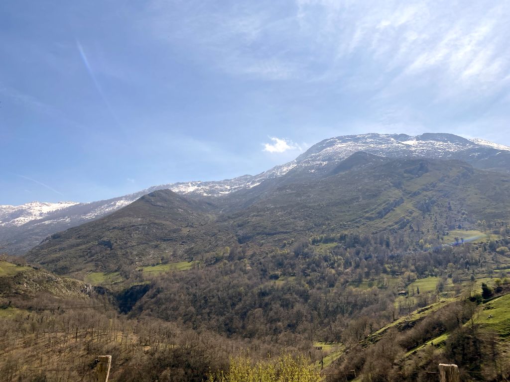 Vista del Manantial de la Cueva del Bolugas desde Mazuco, con las calizas de la Sierra de Cuera nevada. Autor: (TTEC abril 2022)