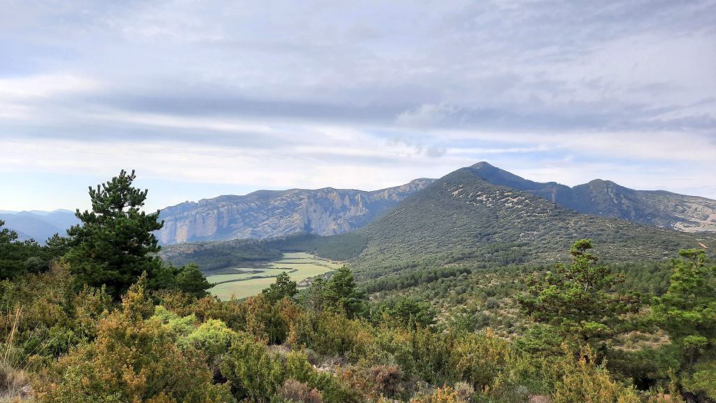 Vista longitudinal SE-NO de la línea de cumbres de la RNS San Julián de Banzo (Fuenmayor) y los Campos de Ciano (Polje). Autor: TTEC (septiembre 2021)