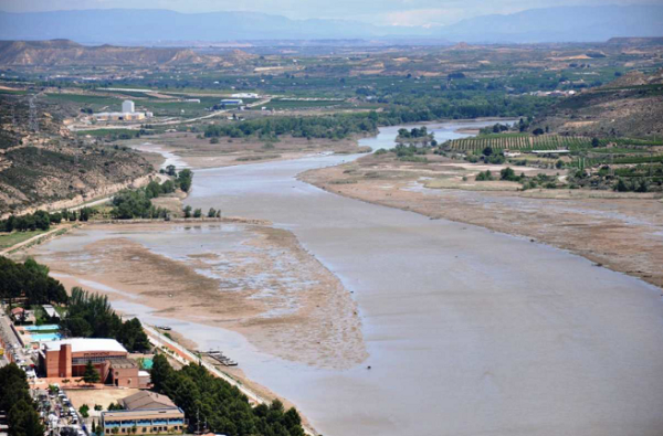 El río Segre en Mequinenza, tras un pequeño desembalse preventivo efectuado para laminar la crecida estacional asociada al deshielo pirenaico