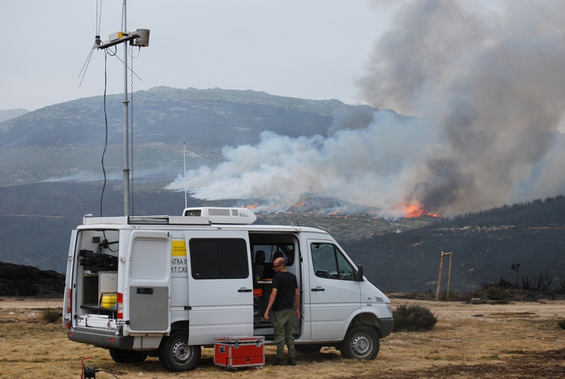 Unidad móvil actuando en gran incendio forestal