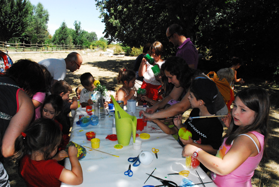 En el taller de plantas, preparando las macetas con material reciclado