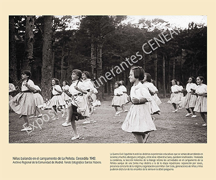 Niñas bailando en el campamento de La Peñota. Cercedilla 1942.
Archivo Regional de la Comunidad de Madrid. Fondo fotográfico Santos Yubero.