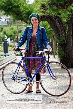 "A quienes vamos en bici, a menudo, es fácil que se nos escape una sonrisa. Y a veces, esa sonrisa nos la devuelve alguien con quién nos cruzamos. Practícalo. Provócalo. Es agradable. Es contagioso. Es saludable. Pauta: empieza por una vez al día y ve incrementando la dosis. Sin límite. " Marieta García, Valladolid