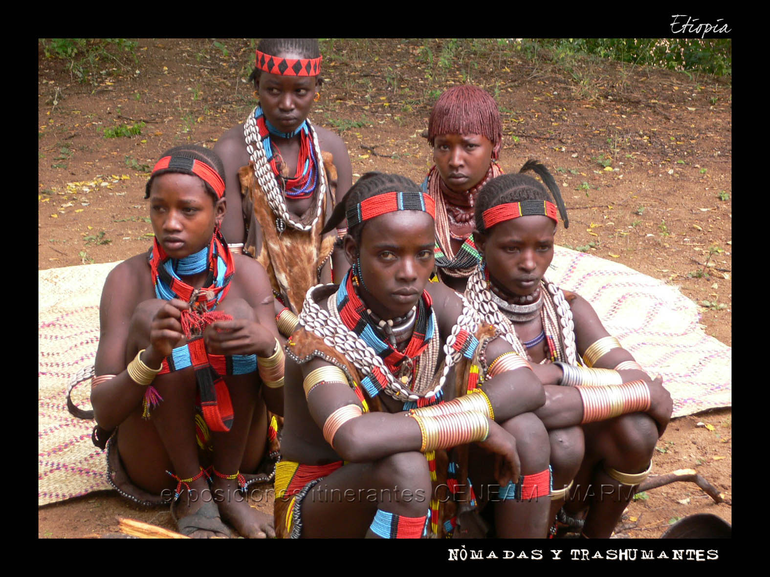 Cinco niños sentados y vestidos de manera ritual