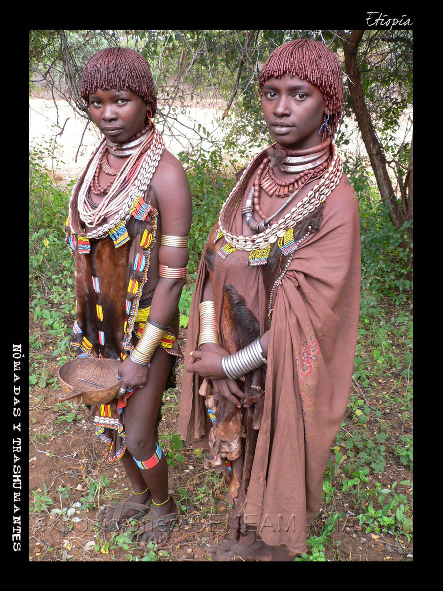 Dos pastoras etíopes ataviadas con sus mejores galas