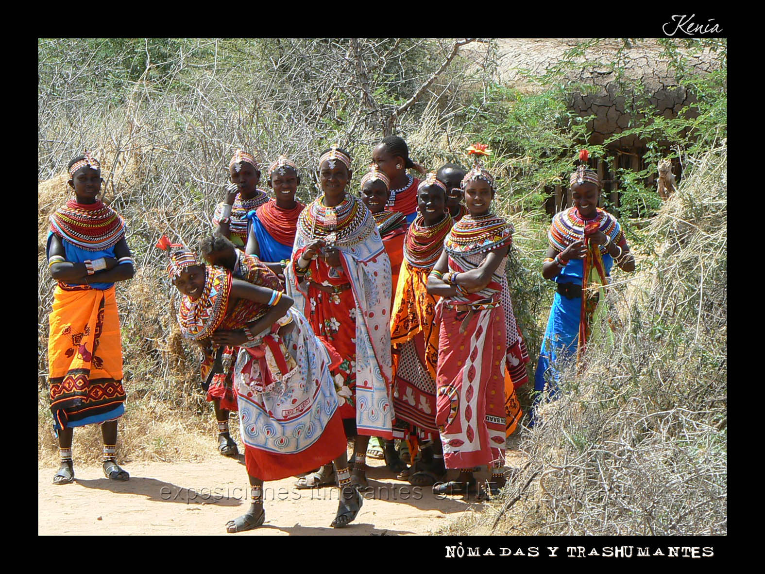 Grupo de mujeres con vestidos coloridos en Kenia