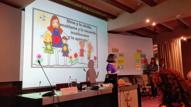 Ana Martí, Tatiana Licht y Marta López presentando la influencia de los equipamientos en el sistema educativo
