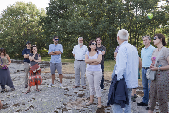 Participantes del seminario realizando el recorrido "Descubriendo los bosques de Valsain" con Francisco Heras