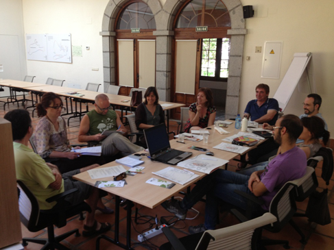 Los participantes en el seminario en una sesión de trabajo en grupo