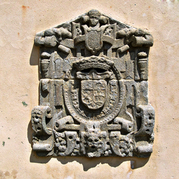 Escudo del Palacio en la fuente de Valsaín