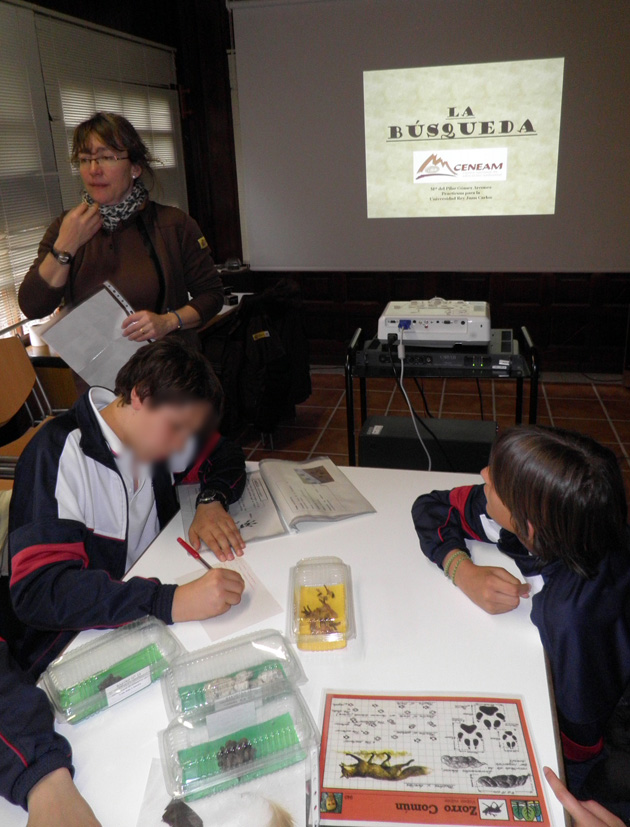 Una educadora del CENEAM dando instrucciones para la realización del taller