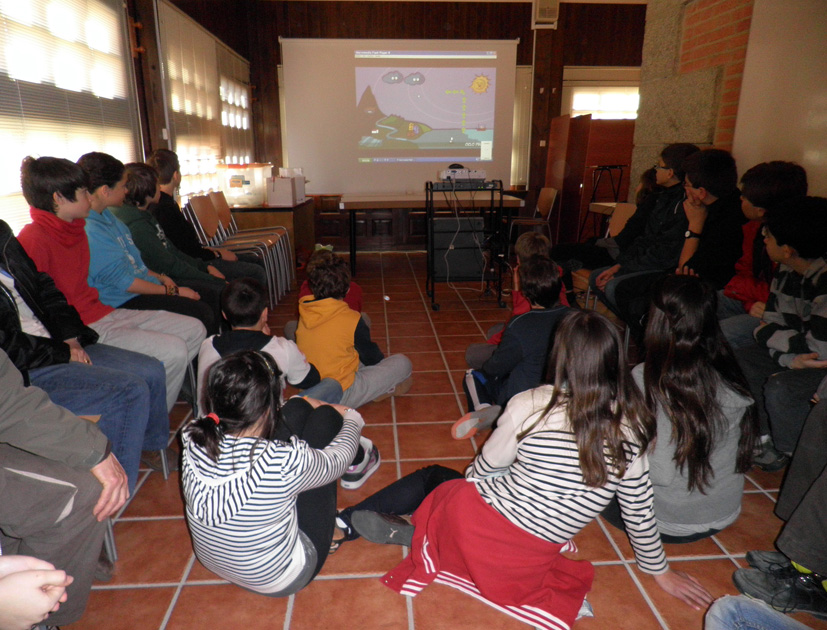 Los alumnos y alumnas observan una pantalla con el esquema del ciclo del agua