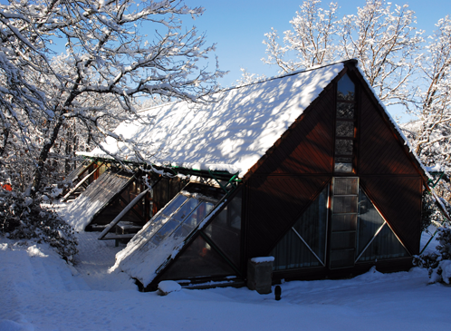 Exterior del albergue del Ceneam con nieve