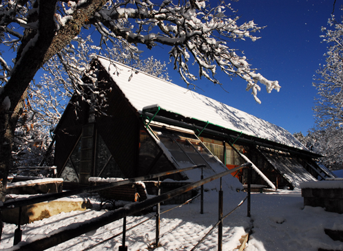 Exterior del albergue del Ceneam nevado