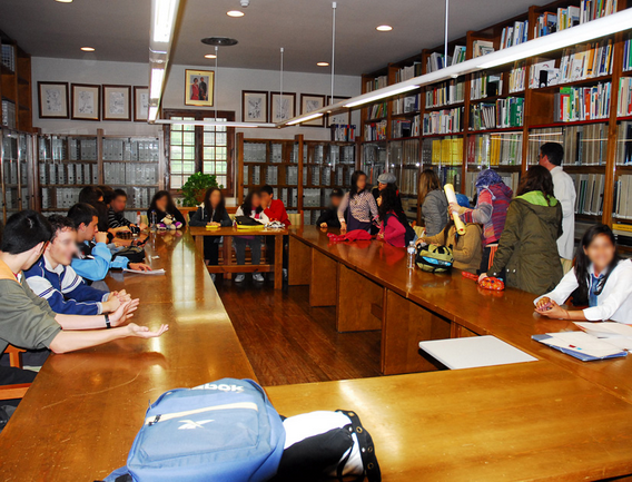 Un grupo de participantes preparando la actividad en la biblioteca del CENEAM