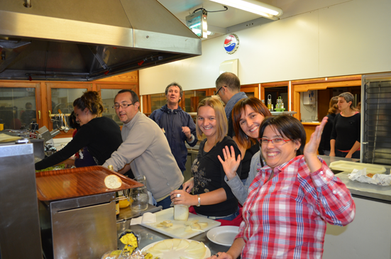 Participantes en las jornadas preparando la cena degustación de productos regionales