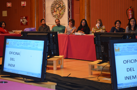 Un grupo de participantes debaten en una sesión del seminario
