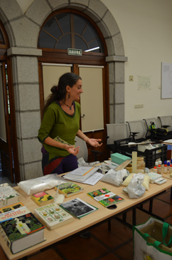 Paloma Barriguete del CEA Polvoranca prepara el taller sobre cosmética natural