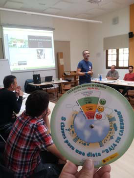 Serafín Huertas presentando la calculadora de  huella de carbono