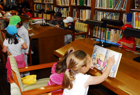 Grupo de niños en la biblioteca del Ceneam