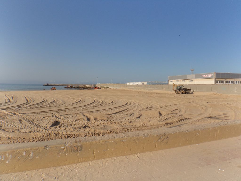 Trasvase de arena en la playa urbana de El Carmen (Durante)