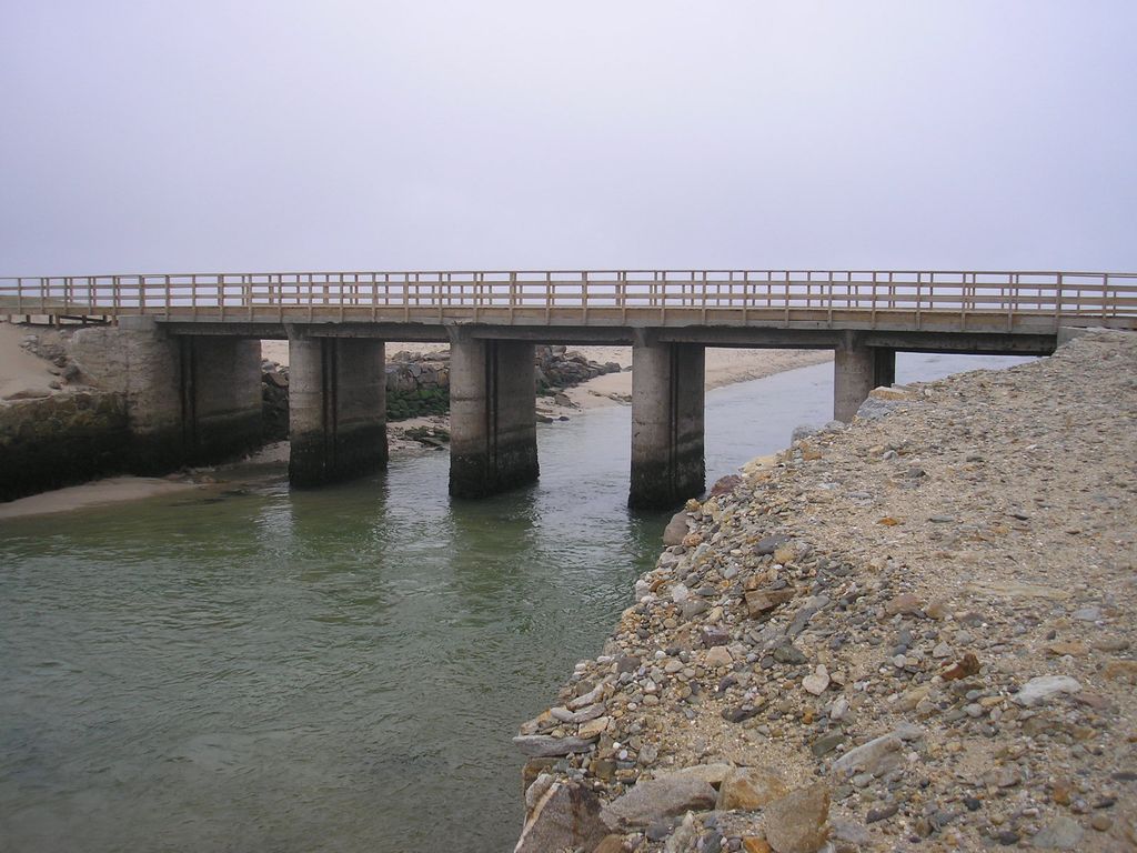 Después de las obras. Puente y laguna de Baldaio