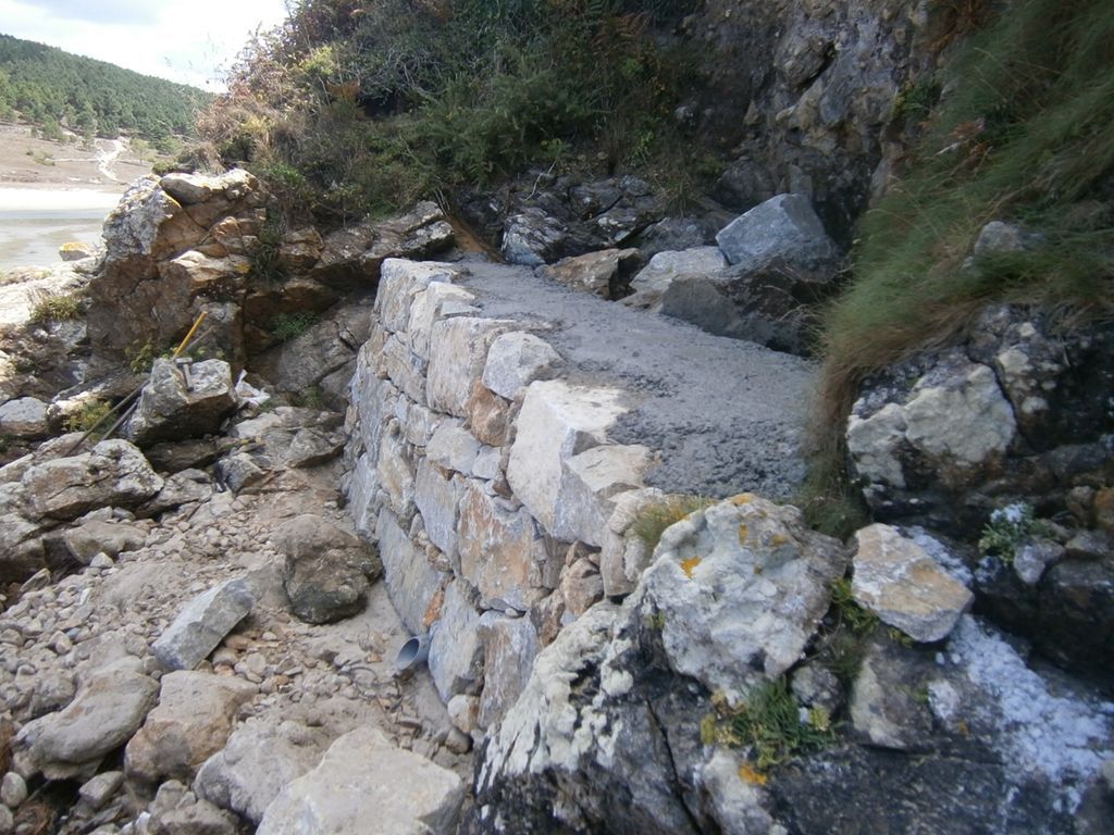 Protección de taludes en el acceso a la playa de Lires (T.M. de Cee). Durante las obras