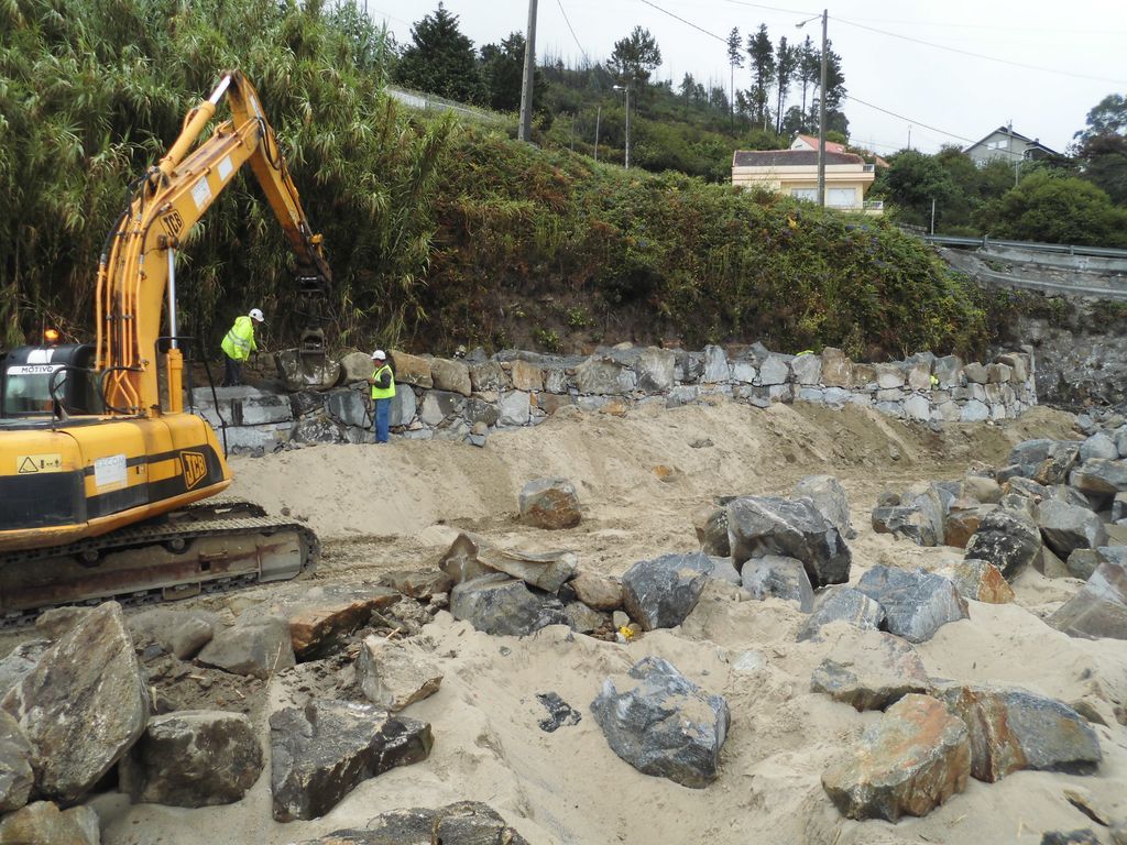 Protección del talud en la playa de Arnela (T.M. de Porto Do Son). Durante las obras