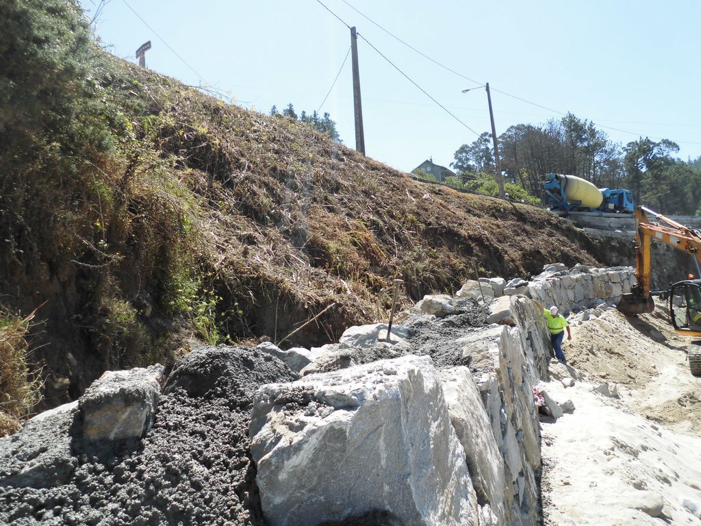 Protección del talud en la playa de Arnela (T.M. de Porto Do Son). Durante las obras