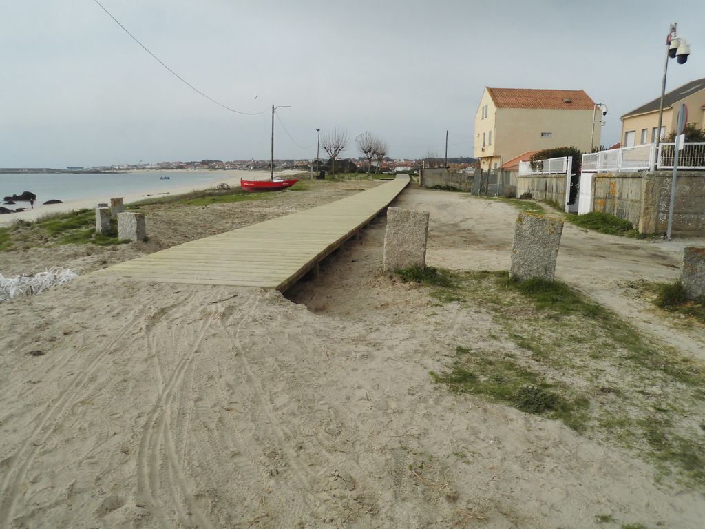 Delimitación de accesos playa de Castro, Ribeira (Después de las obras)