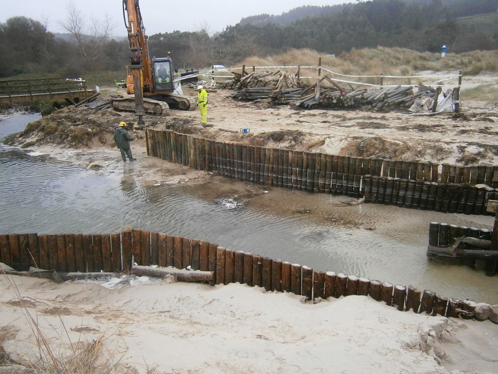 Mantenimiento y conservación IV. Trabajos en playa de Os Muiños (Muxia) (Durante las obras)