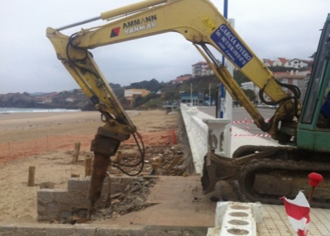 18/3/14 - Retirada de restos en playa de Comillas