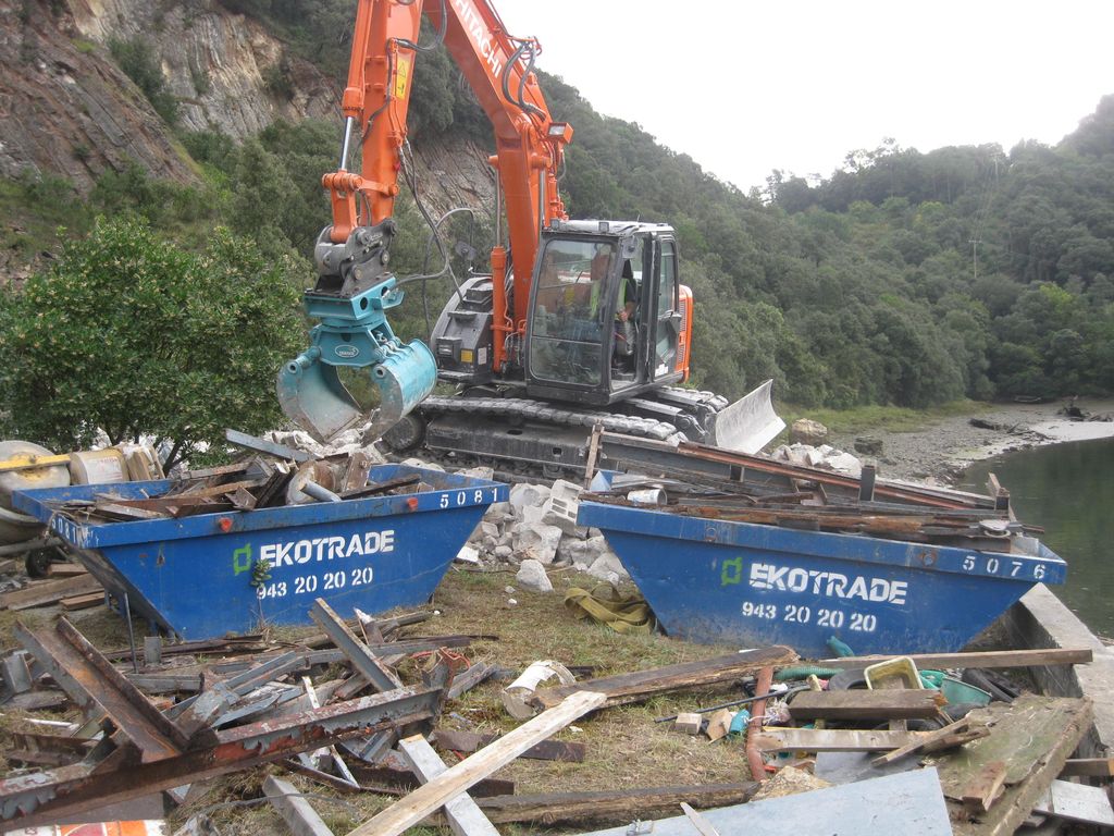 Demolición del embarcadero de Flores (T.M. Zumaia). Durante las obras