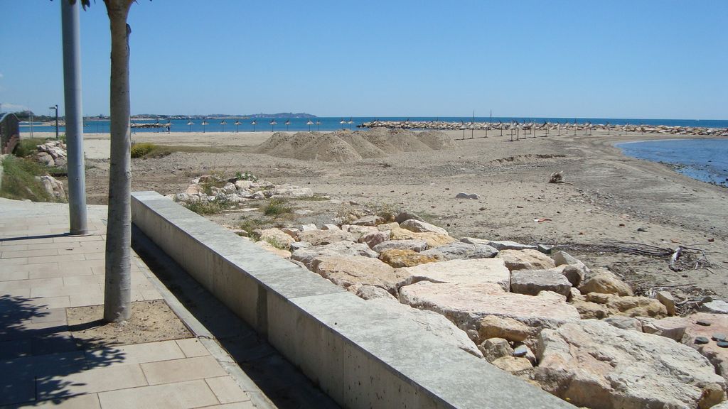 Aportación y Reperfilado de la playa Horta de Santa María (TM Cambrils. Durante las obras) 